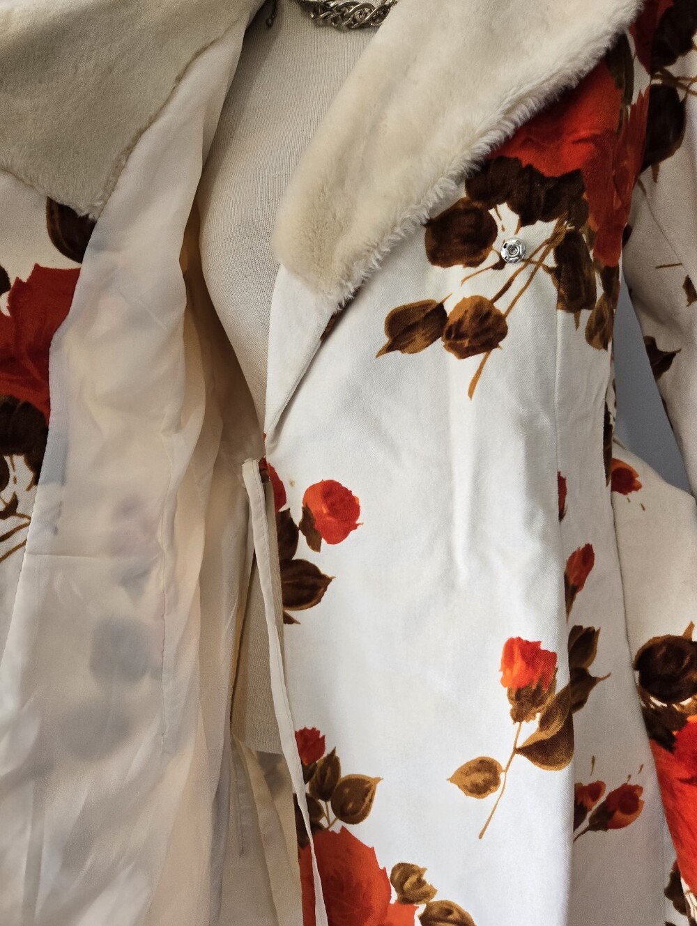Playlord Vintage Style Velvet Floral Wrap Coat with Faux Fur Collar. Size 2 - Picture 8 of 13